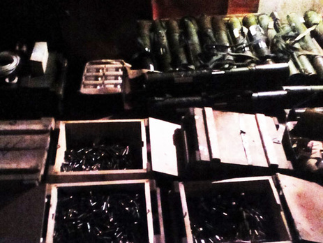 МВД: В одной из квартир Артемовска обнаружен тайник со взрывчаткой и боеприпасами. Фоторепортаж