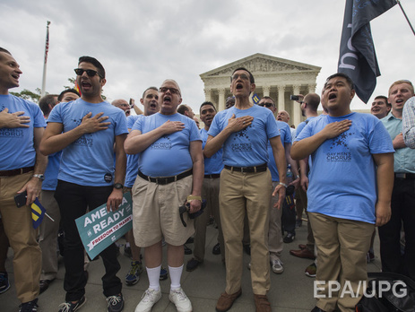 Сторонники гей-браков поют гимн США перед зданием Верховного суда страны после оглашения вердикта