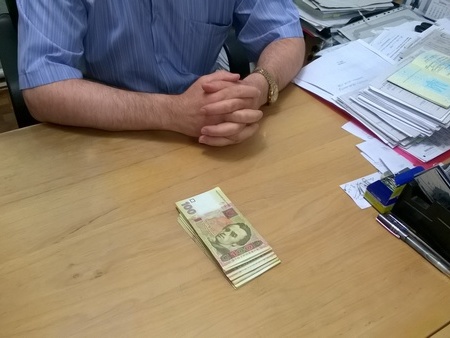 В Харькове задержан подозреваемый во взятке чиновник миграционной службы