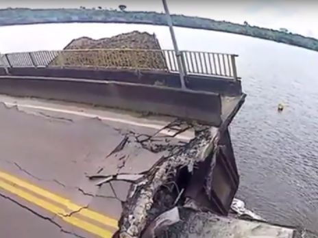 ﻿У Бразилії обвалився автомобільний міст через річку, з яким зіткнувся буксир