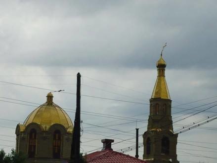 В Луганске ветер погнул кресты на церквах