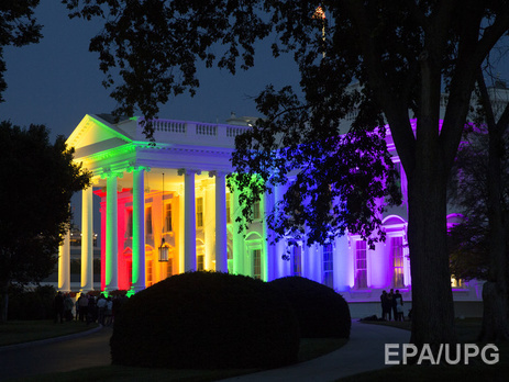 В честь легализации однополых браков по всей территории США Белый дом подсветили радужными цветами. Фоторепортаж
