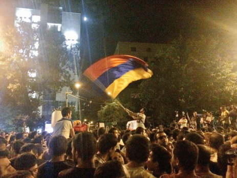 Протестующие в Армении заявили о давлении на активистов