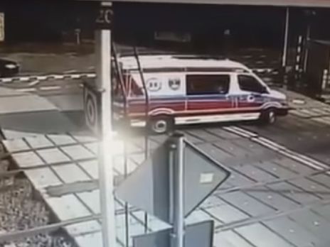 ﻿У Польщі на залізничному переїзді потяг збив 