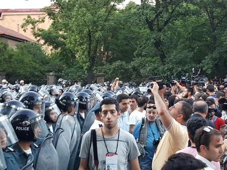 Протестующие в Ереване заявили, что власти не выполнили их требование