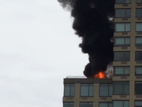СМИ: В Нью-Йорке на Манхэттене горит небоскреб