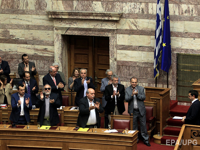 В Греции депутаты проголосовали за проведение референдума по вопросу госдолга страны