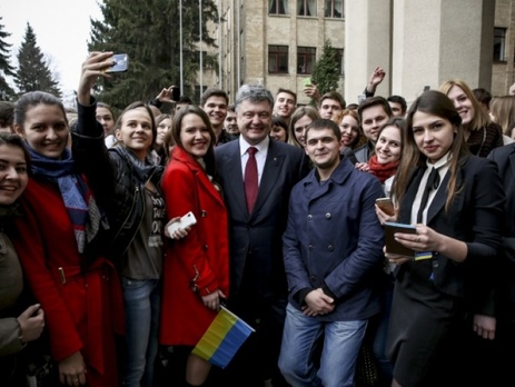 Порошенко обратился к молодежи: Как бы трудно вам ни было – никогда с ностальгией не оглядывайтесь назад