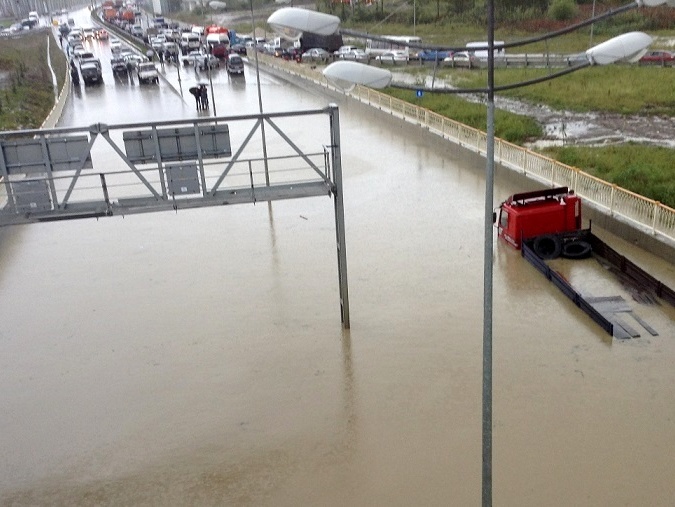 СМИ: В Сочи не уходит вода, плавают машины