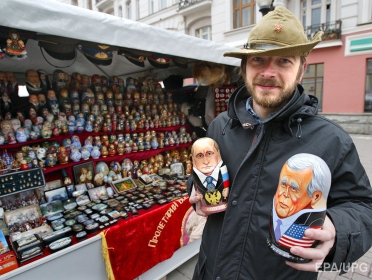 В Москве на Арбате полиция "за организацию массовой акции" задержала художника, рисовавшего портреты прохожих