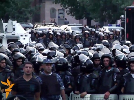 В Ереване ситуация накаляется. Полиция угрожает применить силу. Онлайн-трансляция