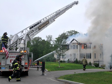 В США самолет рухнул на жилой дом, трое погибших
