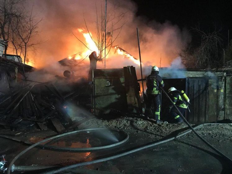 В Киеве горели несколько построек на частном участке, при тушении пожара взорвались газовые баллоны – ГСЧС