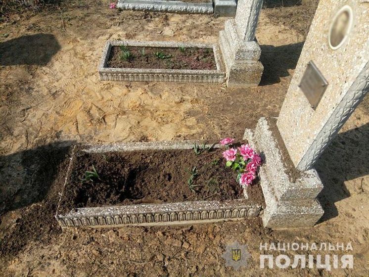 ﻿У Донецькій області жінка під час прибирання на кладовищі підірвалася на невідомому вибуховому пристрої