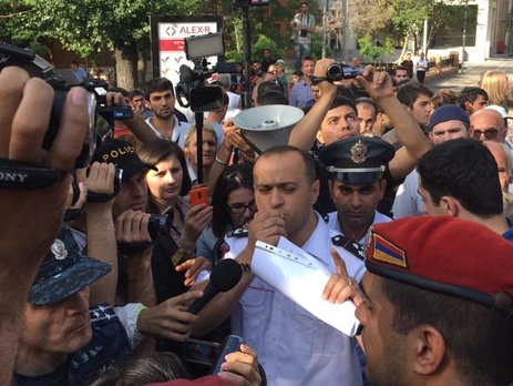 Полиция Армении заявила о намерении разобрать баррикады из мусорных баков в центре Еревана