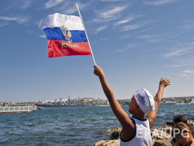 Соцопрос: 66% россиян считают, что санкциями Запад хочет унизить Россию 