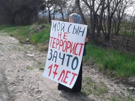 ﻿В окупованому Криму затримали за проведення одиночного пікету дружину і матір політв'язня Мамутова
