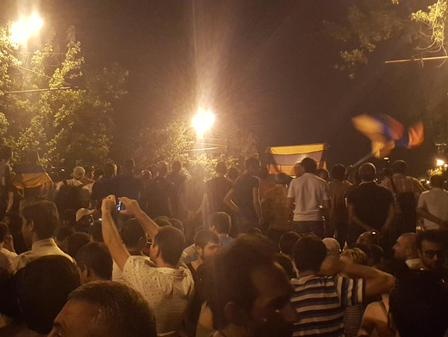 Полиция Армении призвала демонстрантов не шуметь