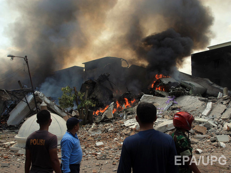 В Индонезии военно-транспортный самолет упал на жилой квартал. Фоторепортаж