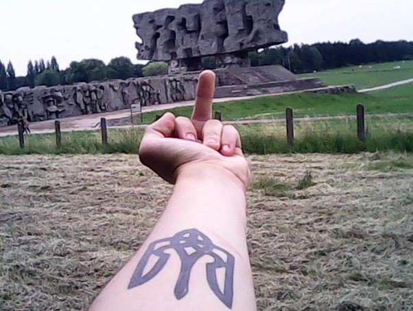 В Польше из техникума отчислили украинца, который показал средний палец мемориалу жертвам концлагеря "Майданек"