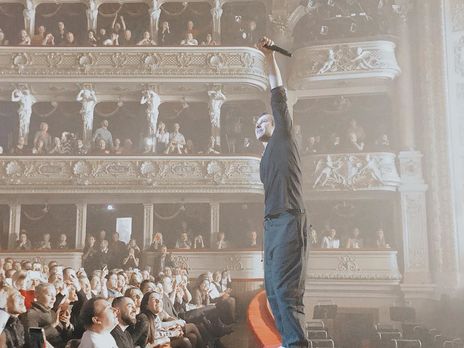 Вакарчук во время концерта с оркестром станцевал на сцене