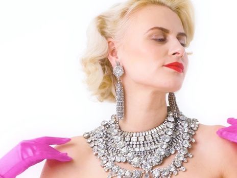 100 лет эволюции украшений с бриллиантами показали в коротком ролике. Видео