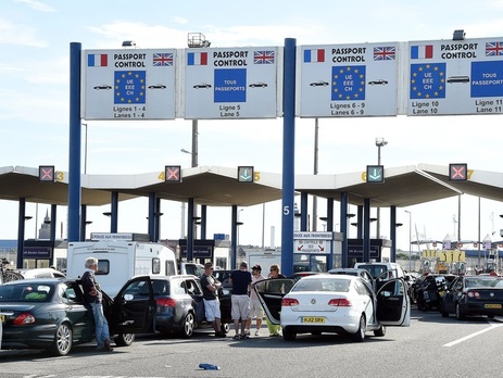 Во Франции из-за забастовки моряков заблокировано движение транспорта в тоннеле под Ла-Маншем. Фоторепортаж