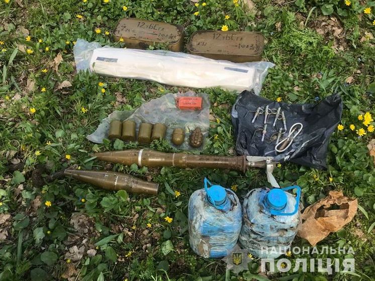 В Луганской области на территории заброшенного детского лагеря нашли тайник с боеприпасами
