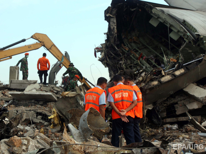 Число жертв авиакатастрофы в Индонезии достигло 122
