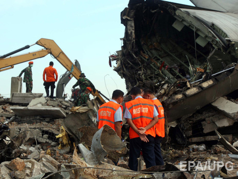 Число жертв авиакатастрофы в Индонезии достигло 122