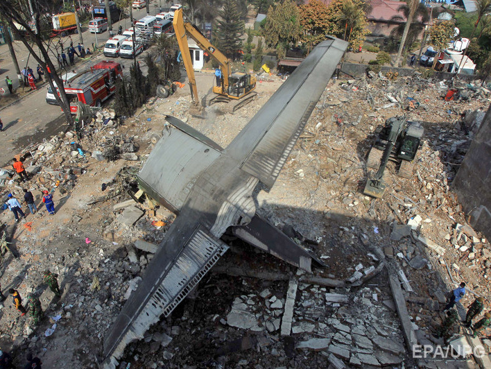 Полиция сообщает о 140 жертвах крушения самолета в Индонезии