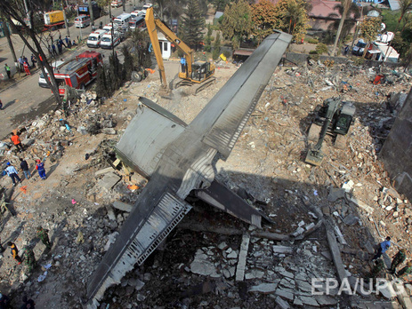 Полиция сообщает о 140 жертвах крушения самолета в Индонезии