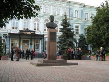 Российский вуз уволил проректора-американца, повесившего на стену портреты западных ученых