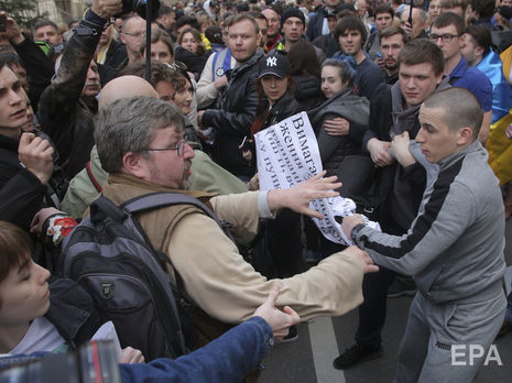 ﻿Біля офісу Зеленського сталася бійка, поліція затримала двох чоловіків