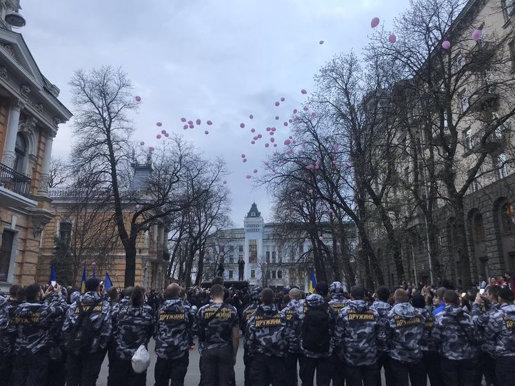 ﻿Біля Адміністрації Президента "нацдружини" запустили в небо повітряні кульки з написом "Свинарчуків за ґрати"