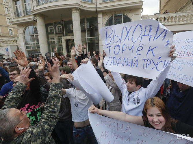 Акция под штабом Зеленского закончилась. Протестующие передали ему свои требования