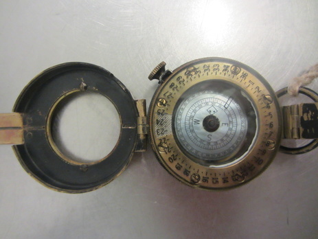 В Борисполе пограничники изъяли у россиянина радиоактивный старинный компас