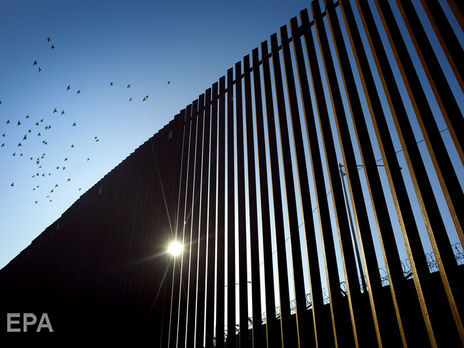 ﻿Пентагон уклав перші контракти на будівництво стіни на кордоні з Мексикою