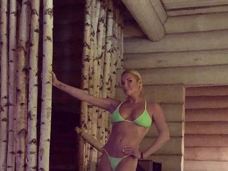 ﻿Волочкова перед Малаховим роздяглася до купальника зі стрингами