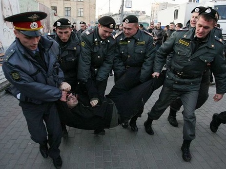 Госдума планирует разрешить полицейским стрелять в женщин