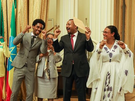 ﻿Ефіопський призер Олімпіади Лілеса, який влаштував акцію протесту на фініші марафону в Ріо, повернувся з еміграції й отримав нагороду від уряду