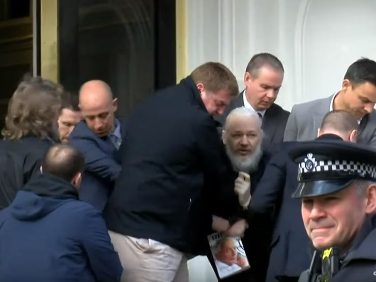 ﻿У Лондоні затримали засновника WikiLeaks Ассанжа. Відео