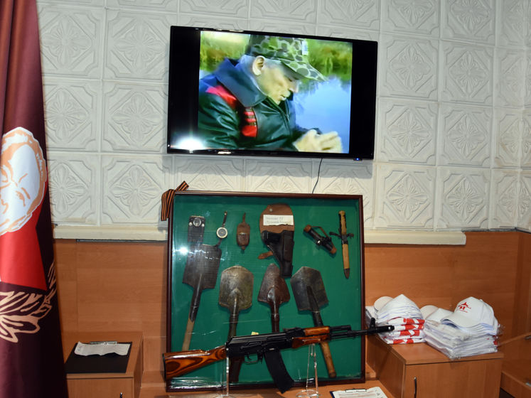 ﻿У школі в окупованому Сімферополі відкрили музей зброї Калашникова
