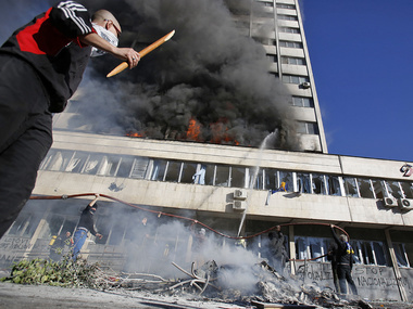 В Боснии протестующие подожгли правительственные здания