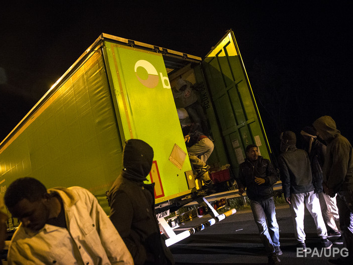 Нелегальные мигранты пытались взять штурмом тоннель под Ла-Маншем