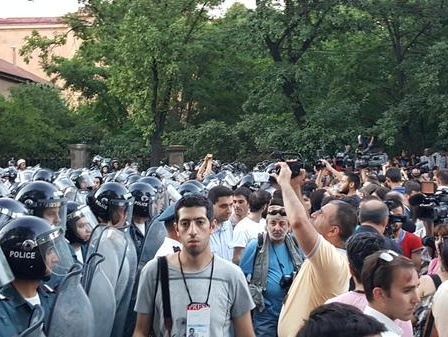 В Ереване протестующие грозят перенести баррикады под резиденцию президента, если их требования не будут выполнены