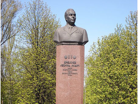 В Днепродзержинске хотят снести 23 памятника советской эпохи, в том числе бюст Брежнева
