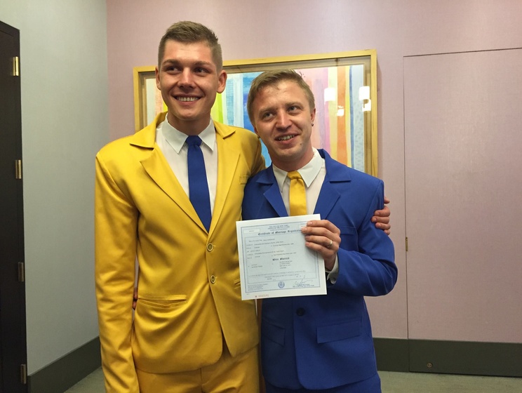 В США двое украинцев сыграли "бандеровскую" гей-свадьбу