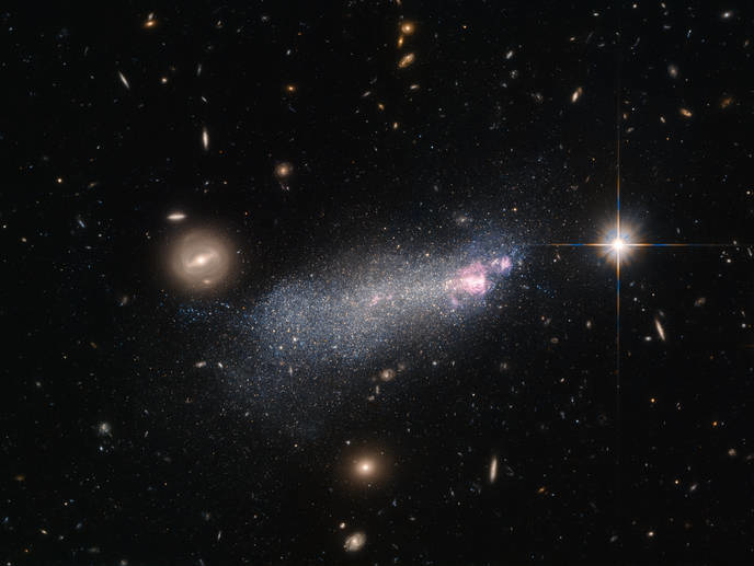 Hubble сфотографировал галактику с тяжелыми умирающими звездами