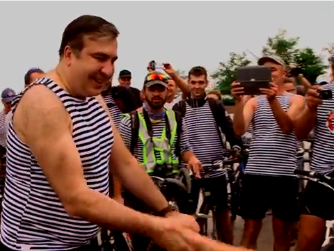Саакашвили принял участие в одесском "веломарафоне в тельняшках". Видео